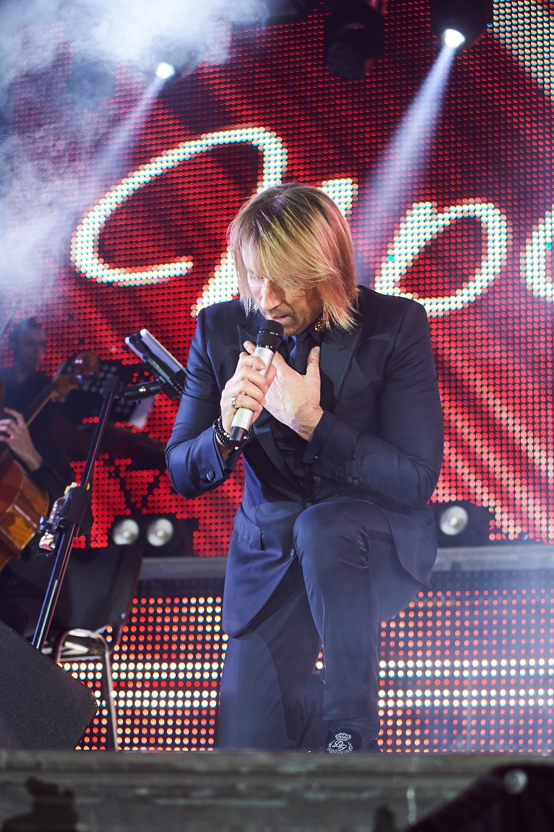 Вечір сюрпризів: як Олег Винник привітав жінок зі святом весни